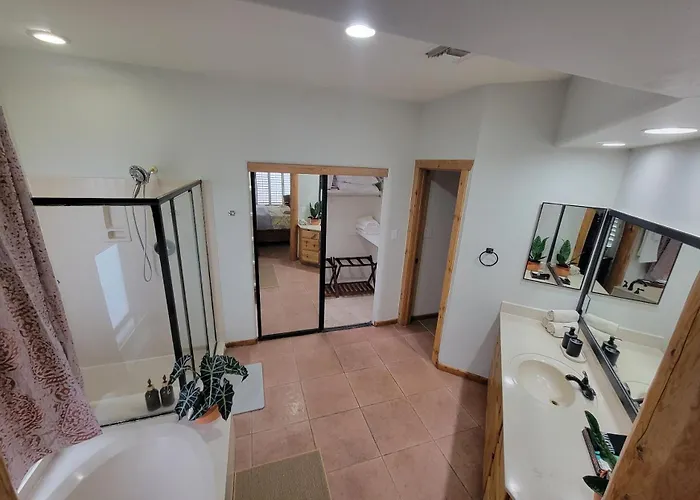 Southwest Hospitality Sleeps 12 Holiday home