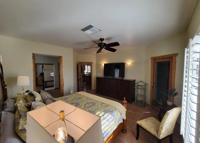 Southwest Hospitality Sleeps 12 *