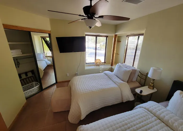 Southwest Hospitality Sleeps 12 Holiday home *